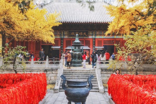 Chùa Hồng Loa (红螺) là ngôi chùa tọa lạc tại chân núi Hồng Loa, vốn có tên là chùa Đại Minh