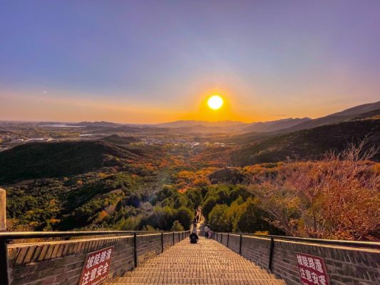 Cảnh trí thiên nhiên nơi đây hùng vĩ, cây cối xanh tươi, hoa lá đơm hương, khí hậu trong lành