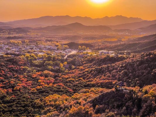 Sau lưng chùa là núi Hồng Loa, nằm ở độ cao 813 mét so với mực nước biển và lác đác có một vài mái đình mang phong cách truyền thống ở giữa rừng cây.