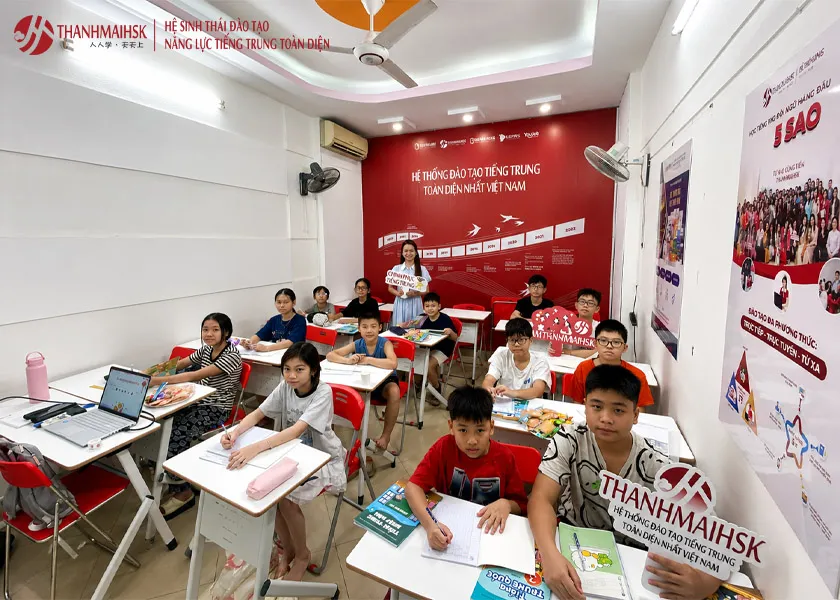 Học theo lớp giúp trẻ duy trì phát âm và hứng thú tốt hơn Học theo lớp giúp trẻ duy trì phát âm và hứng thú tốt hơn